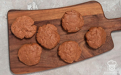 Отщипывайте от теста небольшие кусочки примерно одинакового размера. Каждый кусочек скатайте в шарик и немного приплюсните.