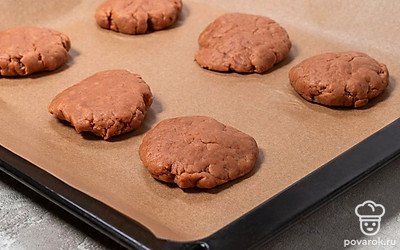 Положите все заготовки на противень на небольшом расстоянии друг от друга, чтобы во время выпекания они не слиплись. Отправьте печенье в духовку на 10 минут.