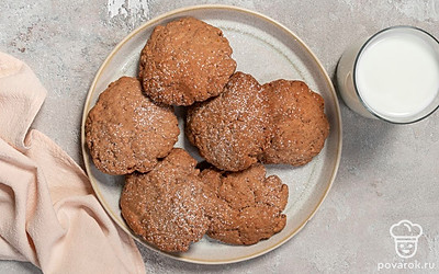 Подайте печенье со стаканом холодного или теплого молока.