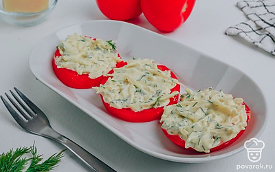 На каждый из помидорных кружочков выложите ложкой сыр с майонезом. Закуска готова, можно подавать к столу.