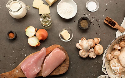 Промойте куриное филе и нарежьте плоскими ломтиками. Вымойте грибы и нарежьте их соломкой. Лук очистите и нарежьте мелкими кубиками, крупно натрите сыр. Подготовьте специальную посуду для жюльена — это могут быть кокотницы или креманки. Разогрейте духовку до 180°C.