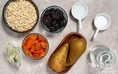 Вымойте и обсушите бумажными полотенцами грушу и сухофрукты. Уберите у груши сердцевину. Вскипятите воду. Подготовьте пергаментную бумагу и противень.