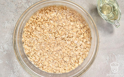 Добавьте к хлопьям растительное масло. Еще раз хорошо перемешайте. Накройте смесь крышкой и оставьте на 10-15 минут.