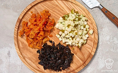 Измельчите чернослив и курагу небольшими кусочками. Нарежьте грушу кубиками.