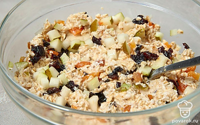 Добавьте сухофрукты и нарезанную грушу в миску с набухшей овсянкой. Перемешайте.