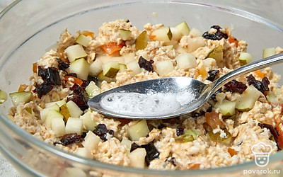 Погасите соду уксусом и добавьте в получившуюся смесь. Снова тщательно перемешайте.