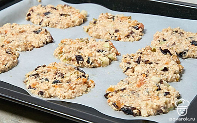 Сформируйте из овсяной массы печенье и выложите его на пергамент. Уберите десерт в духовку на 15 минут. Готовое печенье остудите.