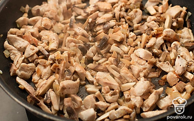 Отдельно обжарьте лук, затем грибы до золотистого цвета. Выкладывайте их в сковороду небольшими порциями — это необходимо, чтобы они не тушились в своем соку, а именно жарились.