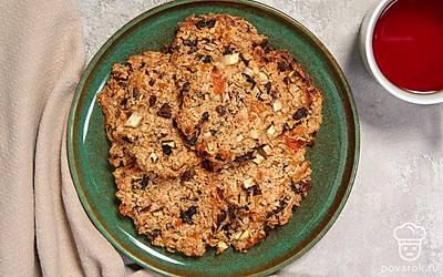 Переложите готовое овсяное печенье на небольшую тарелку или в корзинку для подачи. Подайте десерт на стол с чаем или любым другим горячим напитком.