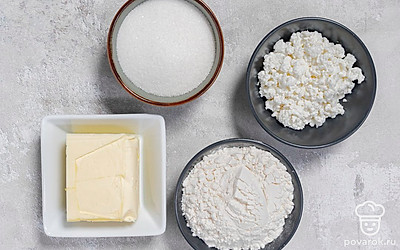 Просейте муку. Застелите противень пергаментом. Подготовьте блендер с чашей. Перед выпеканием разогрейте духовку до 200°C. 