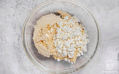 Добавьте к мучной смеси творог и руками хорошенько вымесите тесто. Уберите тесто в холодильник на 1 час.