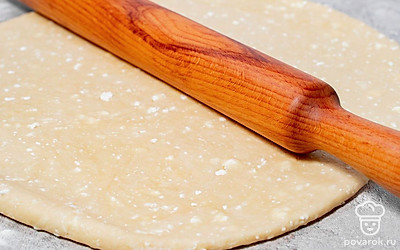 Присыпьте рабочую поверхность мукой. Раскатайте тесто в тонкий пласт толщиной 3 мм.