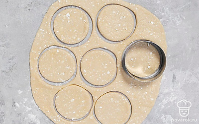 Вырежьте из теста кружочки при помощи стакана или круглой формы.