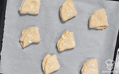 Выложите печенье на противень сахаром вверх. Отправьте в духовку на 15 минут.