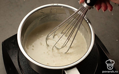 Приготовьте соус: на среднем огне обжаривайте на сухой сковороде муку, постоянно помешивая. Когда она станет светло-коричневой, добавьте сливочное масло и хорошенько перемешайте до однородности. Влейте сливки, продолжая помешивать, чтобы не осталось комочков, добавьте соль и мускатный орех.