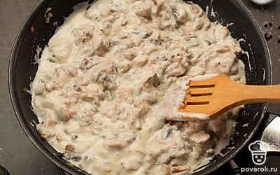 Все хорошенько перемешайте, поперчите и посолите при необходимости. Тушите 1-2 минуты, затем снимите с огня.