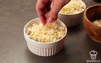 Разложите массу по кокотницам, присыпьте тертым сыром и отправьте запекаться при 180°С на 15-20 минут. За это время на поверхности должна образоваться легкая сырная корочка.