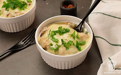 Подавайте готовый жюльен в кокотницах.