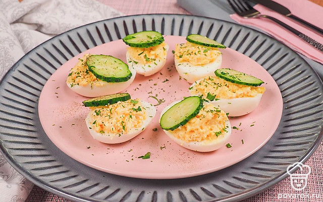 Фаршированные яйца с сыром — Рецепт с фото