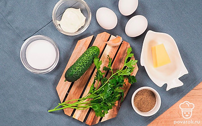 Вымойте огурец и нарежьте тонкими колечками. Вымойте и измельчите петрушку. Яйца отварите, очистите. Чеснок очистите от шелухи.