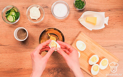 Подготовьте яйца. Яйца аккуратно разрежьте пополам, отделите белковую часть от желтка.