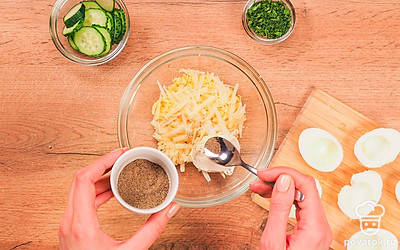 Приготовьте начинку и нафаршируйте яйца. Натрите желтки и сыр на крупной терке, чеснок измельчите. Соедините продукты, заправьте майонезом, поперчите и посолите по вкусу. Хорошо перемешайте до однородной массы. Нафаршируйте каждую половинку белка начинкой.