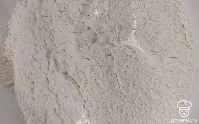 В миску всыпьте муку.
