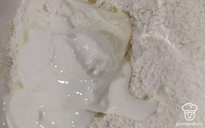 Добавьте сметану.