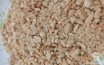 Арахис раскатайте скалкой.