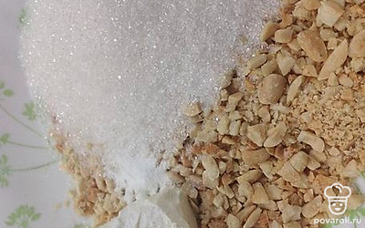 Добавьте сливочное масло (30 граммов), сахар, перемешайте. 