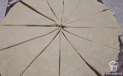 Тесто раскатайте, разрежьте на полоски.
