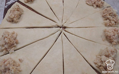 Выложите на каждую полоску, сделайте рогалики.