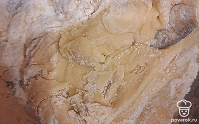 Растворите сахар и соду (не гасите) в огуречном рассоле. Добавьте растительное масло и хорошо перемешайте. Всыпьте муку.