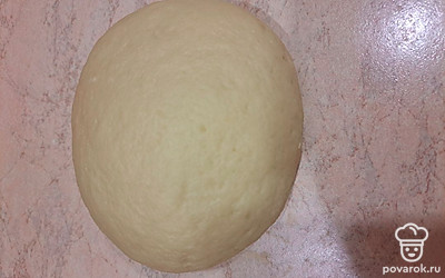Постепенно посыпая мукой, вымесите тесто. Оно получится упругим и не будет прилипать к рабочей поверхности.