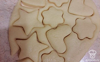 Раскатайте тесто в пласт толщиной 1 сантиметр, вырежьте формочками печенье.