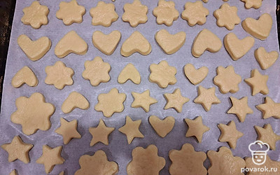 Выложите печенье на противень, застеленный пекарской бумагой.