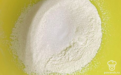 Просейте стакан муки, добавьте к ней соль и сахар. Перемешайте. Не переборщите с солью, иначе тесто будет соленым. Это уже зависит от того, хотите ли вы твиксы со вкусом соленой карамели.