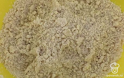 Добавьте масло в муку с сахаром и солью. Перемешайте. Должна получиться крошка.