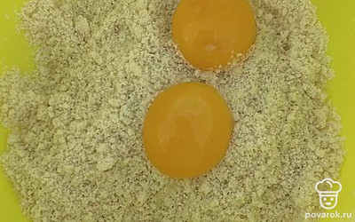 После добавьте желток и снова перемешайте.