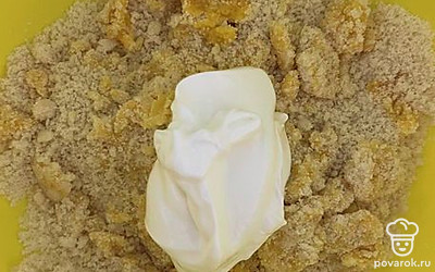 Далее выложите сметану и вымешайте тесто. Оно должно быть слегка неоднородным. Если берете замороженное масло, тесто будет более рассыпчатым и хорошо лепиться. Если масло было из холодильника, тесто будет липким. 