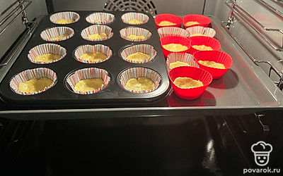 Распределите тесто по формам. Выпекайте в маленьких силиконовых формах. 
Выложите смесь, формируя бортики примерно в 1-1,5 сантиметра. Разогрейте духовку до 180 градусов. Перед выпечкой проткните каждую форму вилкой, чтобы тесто не поднялось. 

Выпекайте до появления темной корочки, примерно 20 минут. Духовку открывайте и проверяйте тесто. Как только выпечка будет готова, выньте ее из духовки и отставьте в сторону остывать.