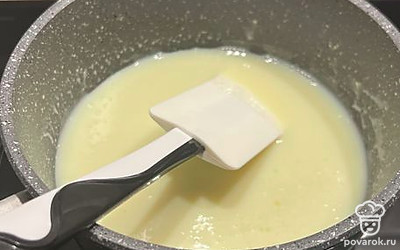 Сгущенку смешайте с 10 граммами оставшегося масла. Вооружитесь лопаткой и помешивайте сгущенку, чтобы она не пригорела и не собралась в комки. В зависимости от производителя сгущенки, она в процессе варки может пожелтеть — так и должно быть, но может остаться белой — тоже нормально. 

Как только видите, что сгущенка пожелтела или собирается в комок, выключите огонь и максимально быстро разложите глазурь по формам: она очень быстро застывает.