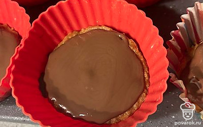 Как только распределите карамель, на водяной бане растопите шоколад. Я растапливала в кипятке, прямо в упаковке. Далее переложите в кондитерский мешок и распределите по формам. Много шоколада не лейте, иначе перебьет весь вкус. Нужно лишь слегка покрыть карамель. 
