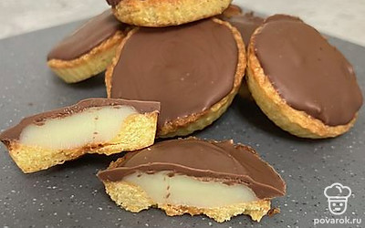 Не доставая из форм, выложите твиксы на доску и отправьте в холодильник до застывания шоколада, примерно на полчаса. 

После достаньте твиксы и освободите их от формы. Переложите на блюдо. Храните в холодильнике, чтобы шоколад не растаял.