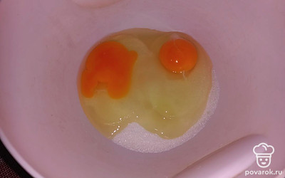 Яйца взбейте с сахаром до пышной пены. 