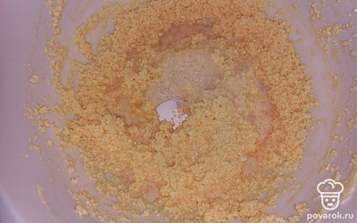 Добавьте маргарин комнатной температуры, ванилин, соль, соду. Соду погасите уксусом. Взбейте на небольшой скорости.