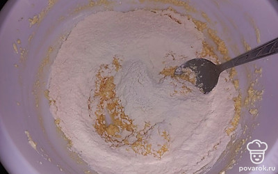 Частями введите муку. Хорошо перемешайте.