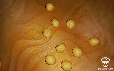 Тесто разделите на маленькие шарики, по 4 грамма на одну крышечку. 