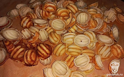 Форму для орешков смажьте маслом и разогрейте. Готовьте печенье по 2 минуты. Скрепите начинкой. Начинку берите любую, но самая вкусная — это, конечно, сгущенка.