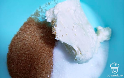 Смешать оба вида сахара, взбить с маслом комнатной температуры. Добавить яйцо, взбить. Муку, соль и соду смешать в отдельной посуде. 